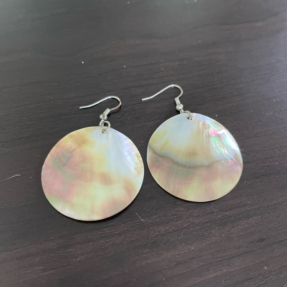 Round shell earrings - Picture 3 of 3